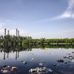 Contaminación, basura y desechos en un río