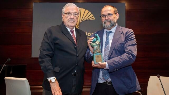 El periodista y escritor sevillano Braulio Ortiz recibe el XXXVIII Premio Unicaja de Artículos Periodísticos