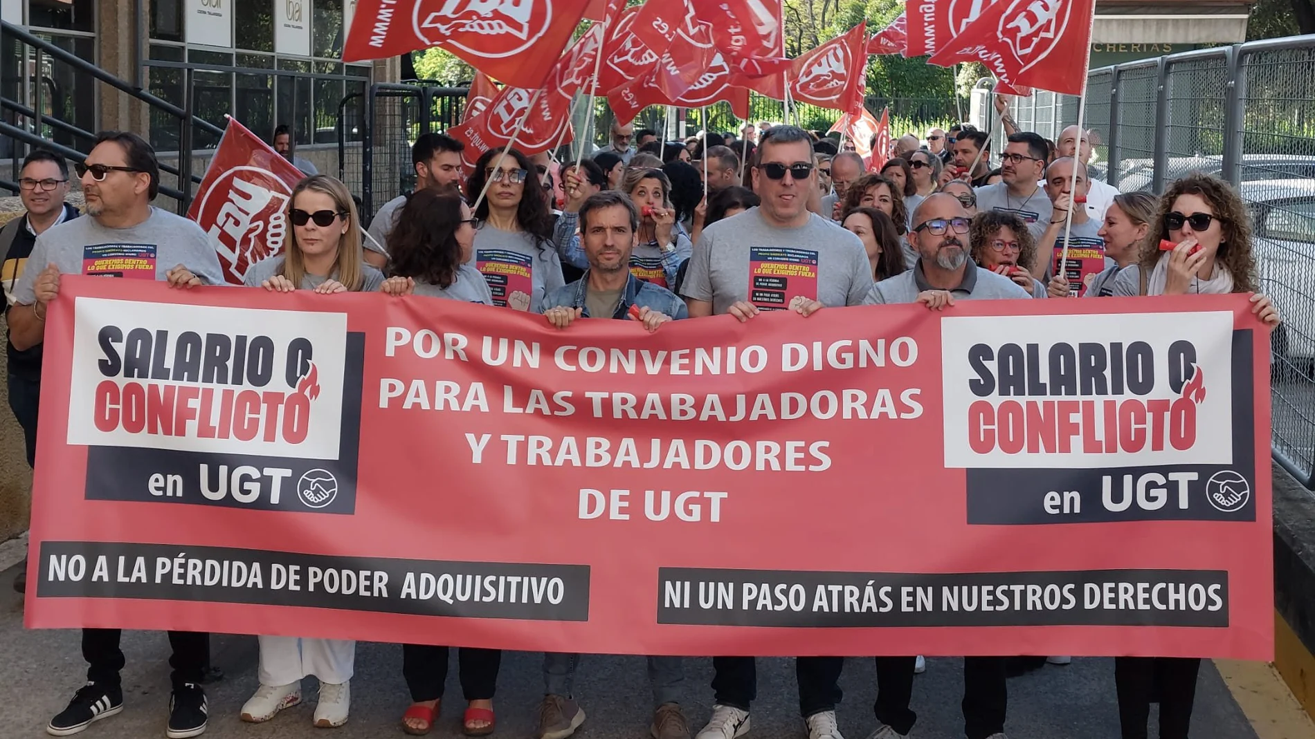 Los trabajadores de UGT se concentraron ante la sede del sindicato en la avenida Blas Infante, Sevilla