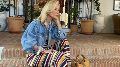 Carmen Lomana con sandalias doradas.