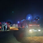 Bomberos trabajando en la nave de pollos incendiada de Santovenia de la Valdoncina (León)