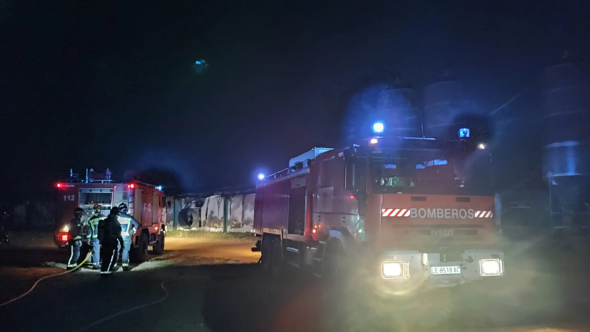 Bomberos trabajando en la nave de pollos incendiada de Santovenia de la Valdoncina (León)