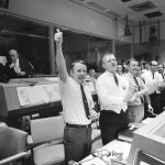 El control de misión en Tierra celebra el amerizaje a salvo de la Apolo 13