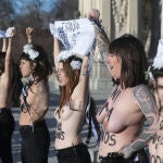 El juez ha tomado declaración al policía imputado por "agarrar el pecho" a una activista de Femen durante su detención