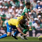 Rodri y Alcaraz pugnan por un balón en la derrota del Betis 0-2 ante el Cádiz