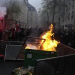 Manifestantes levantan barricadas contra la Policia en París