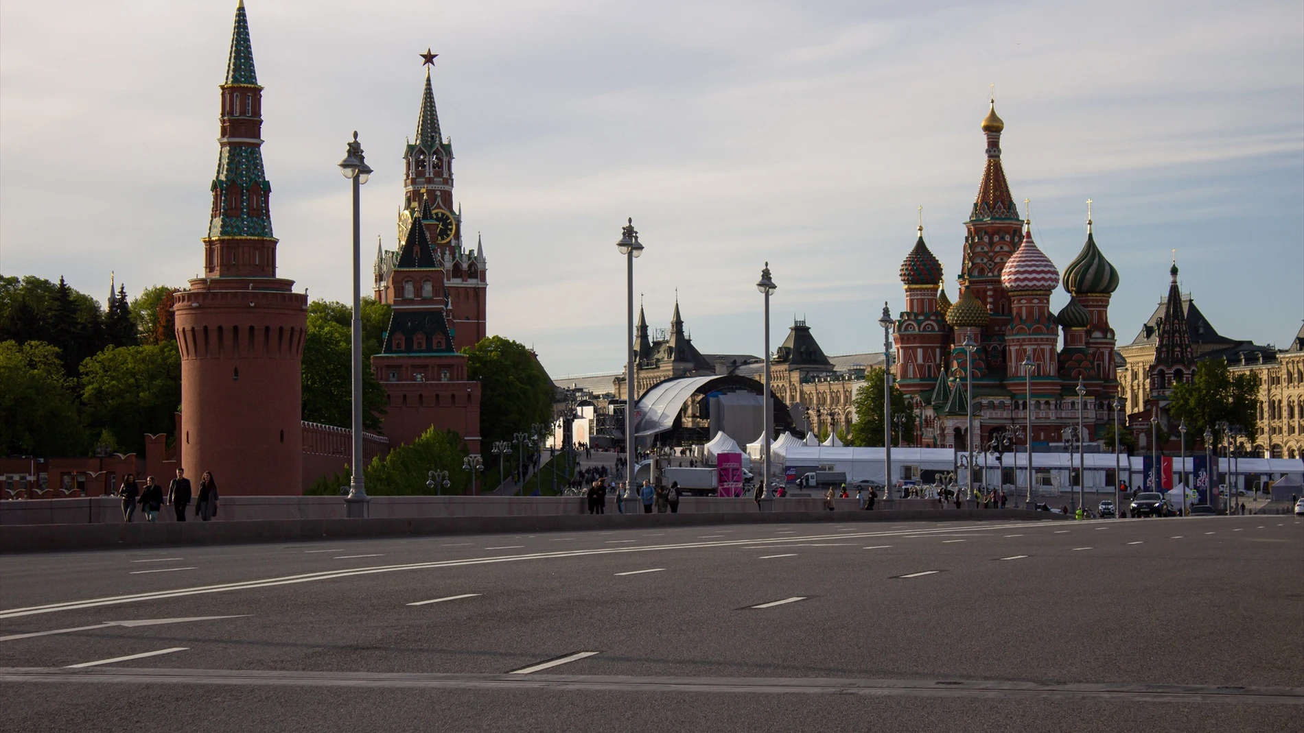 Vista general del Kremlin y la catedral de San Basilio, en Moscú