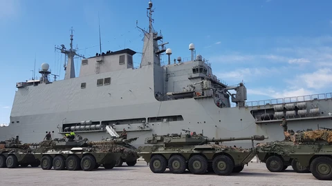 Embarque de medios del Ejercito de Tierra en el Buque de Asalto Anfibio "Galicia"
