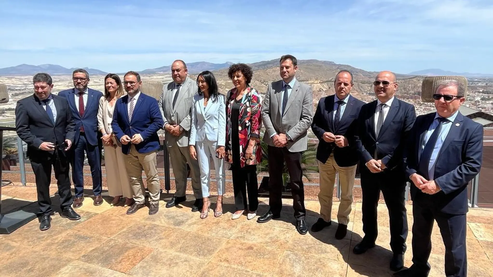 La consejera de Empresa, Valle Miguélez, con los representantes de las Cámaras de Comercio