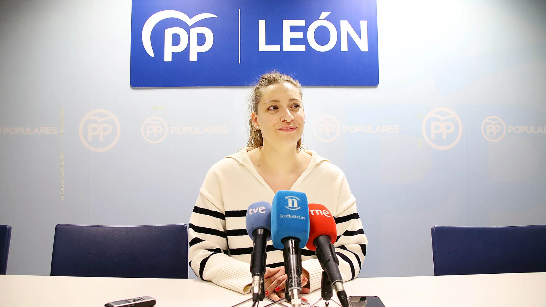 La presidenta del PP de León, Ester Muñoz, comparece ante los medios
