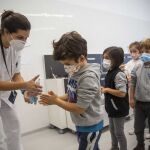 Una enfermera escolar reparte gel hidroalcohólico en un colegio andaluz 