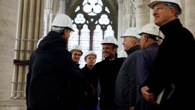 Emmanuel Macron visita las obras en la catedral de Notre Dame en París
