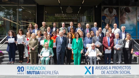 Ignacio Garralda e Isabel Díaz Ayuso rodeados por representantes de las ONG beneficiadas