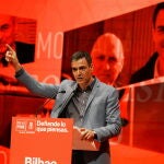 Pedro Sánchez interviene durante el homenaje a Rodolfo Ares