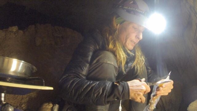 Captura de video en la que se puede ver a Beatriz Flamini en la cueva