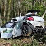 Estado del coche del piloto Julio César Castrillo y su copiloto, Francisco Javier Álvarez, tras sufrir un accidente cuando participaban en el Rally Villa de Tineo