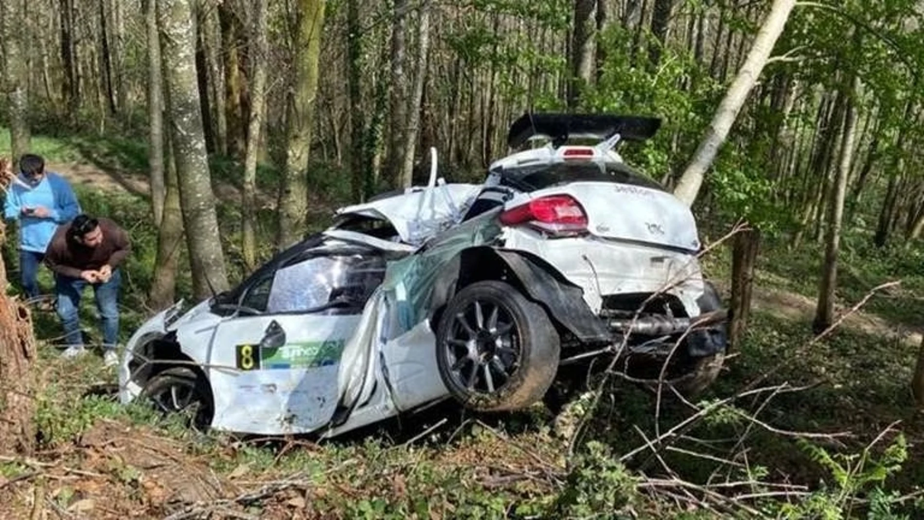 Estado del coche del piloto Julio César Castrillo y su copiloto, Francisco Javier Álvarez, tras sufrir un accidente cuando participaban en el Rally Villa de Tineo