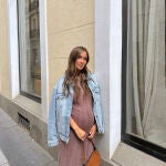 María Pombo luce un increíble embarazo con este básico vestido midi de Zara a menos de 30 euros