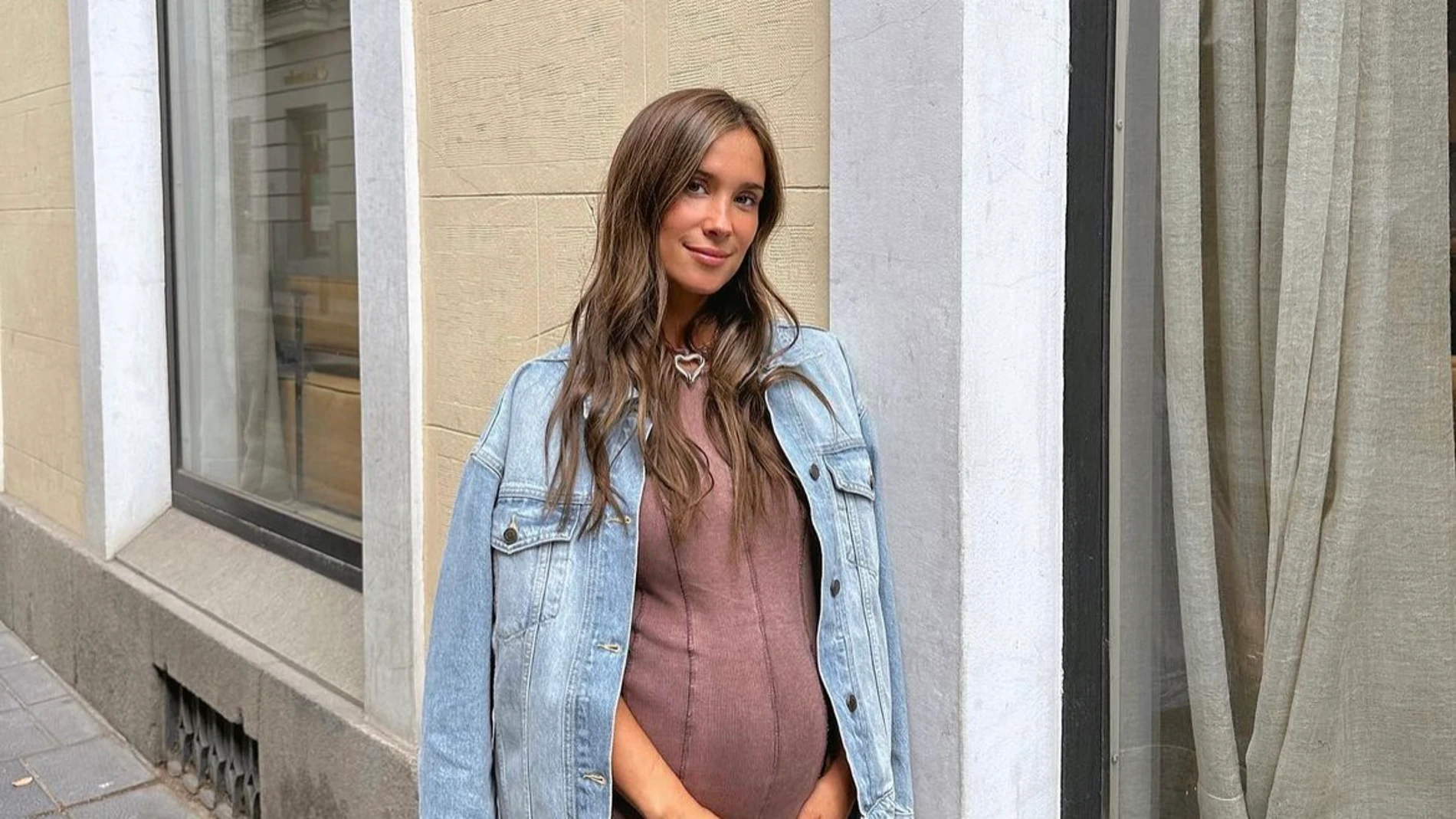 María Pombo luce un increíble embarazo con este básico vestido midi de Zara a menos de 30 euros