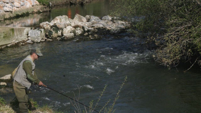 Pescador en un río de la Comunidad