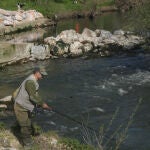 Pescador en un río de la Comunidad