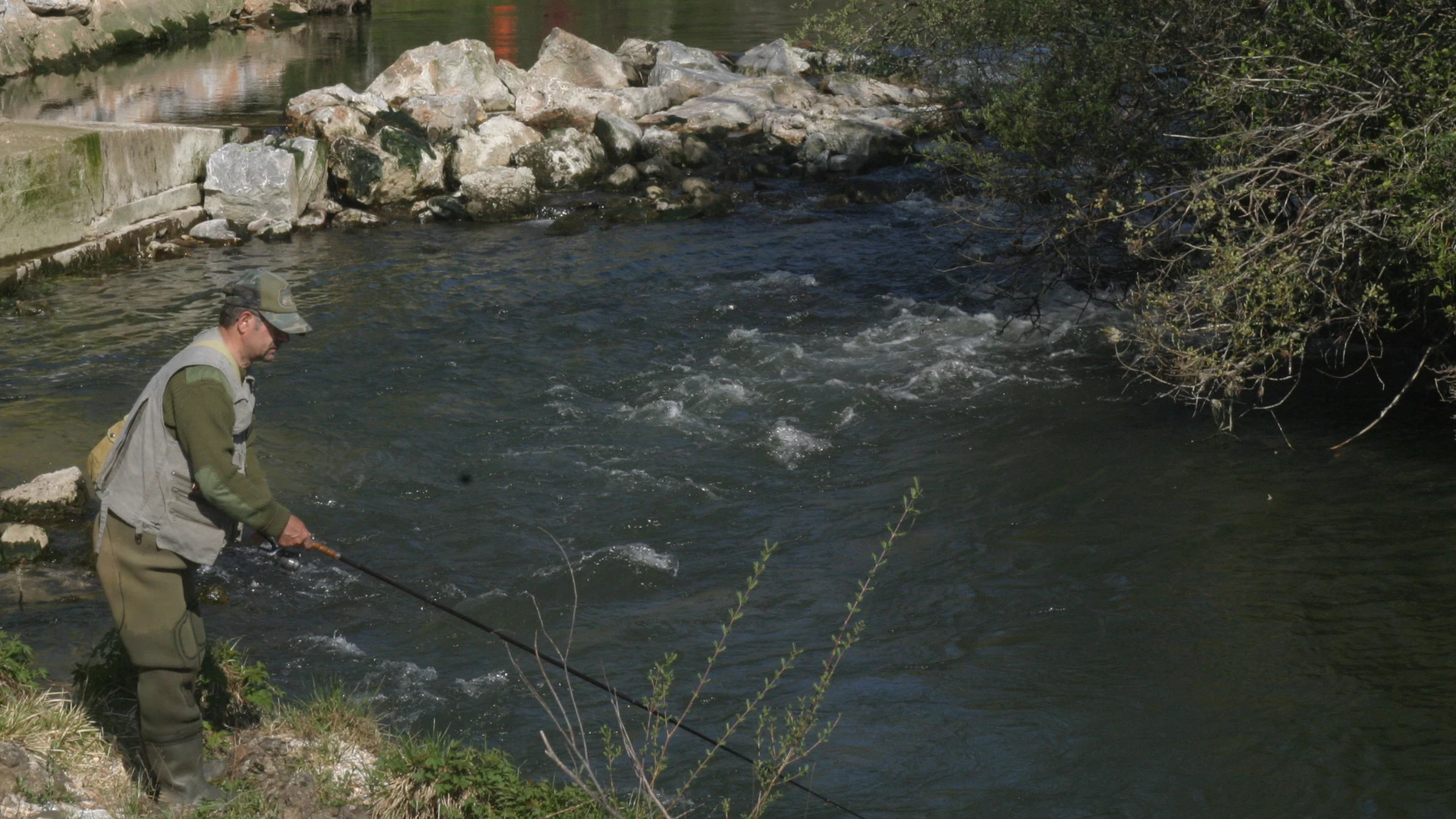 Pescador en un río de la Comunidad