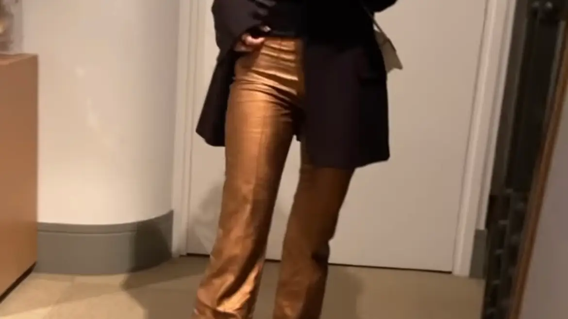Los pantalones dorados son un must en nuestro armario