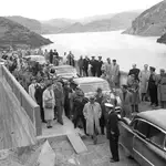 Franco, durante la inauguración, el 24 de septiembre de 1956, del pantano de Barrios de Luna (León). Le acompaña su mujer, Carmen Polo