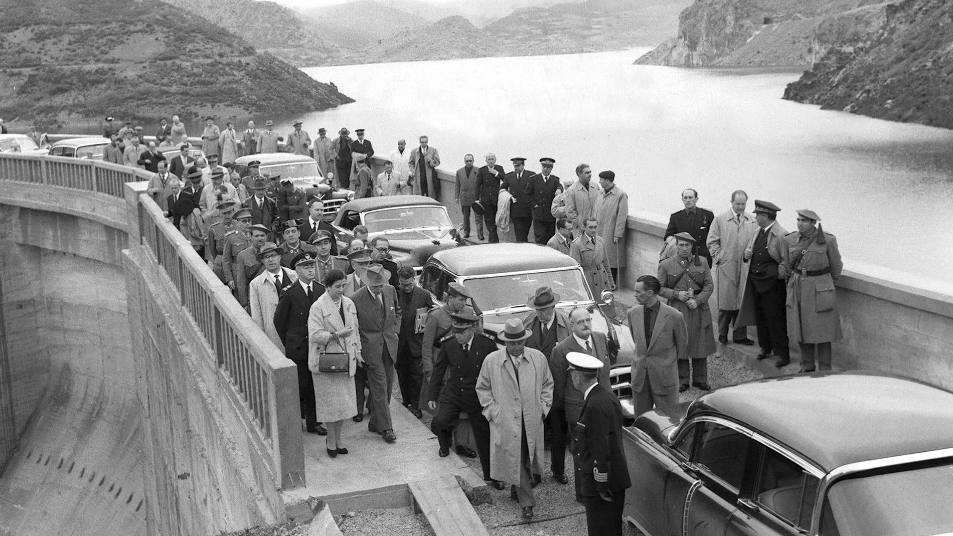 Franco, durante la inauguración, el 24 de septiembre de 1956, del pantano de Barrios de Luna (León). Le acompaña su mujer, Carmen Polo