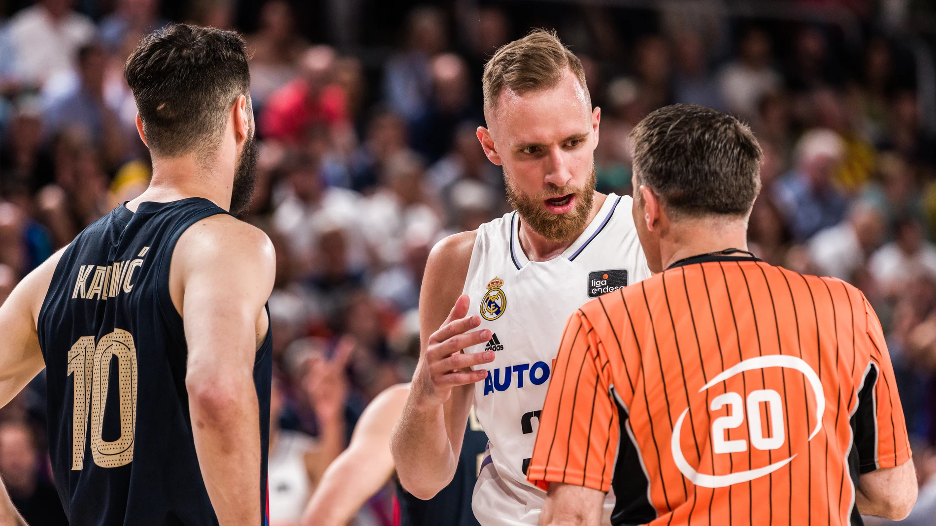 Dzanan Musa of Real Madrid speak with, referee of the match, during the ACB Liga Endesa match between FC Barcelona and Real Madrid at Palau Blaugrana on April 16, 2023 in Barcelona, Spain. Javier Borrego / Afp7 16/04/2023 ONLY FOR USE IN SPAIN
