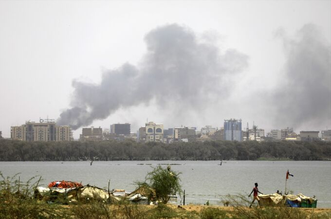 Columnas de humo en Jartum por los enfrentamientos entre el Ejército y las Fuerzas de Apoyo Rápido (RSF)