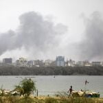 Columnas de humo en Jartum por los enfrentamientos entre el Ejército y las Fuerzas de Apoyo Rápido (RSF)