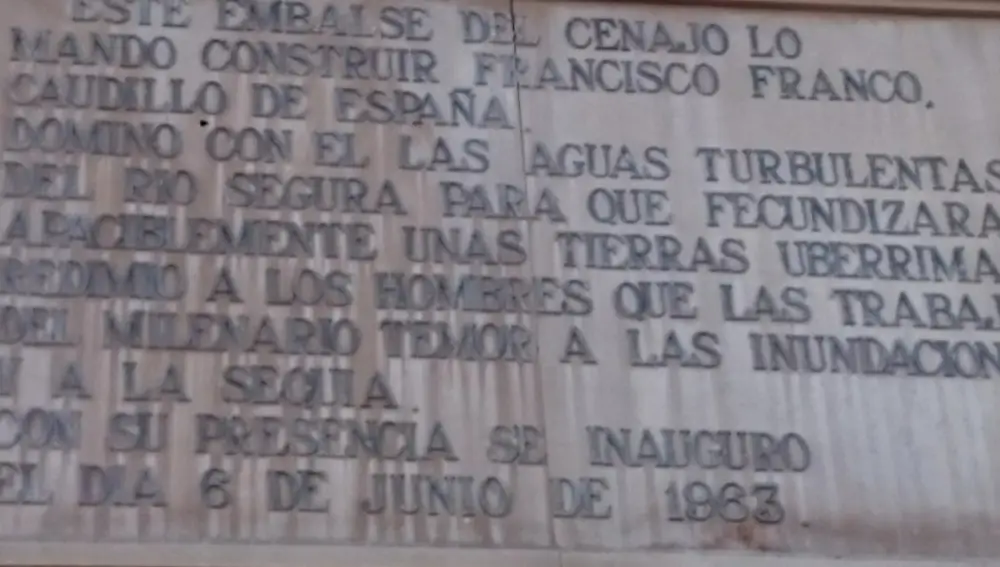 La placa que había en el embalse del Cenajo,  entre las provincias españolas de Albacete y Murcia
