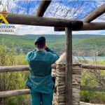 Un agente vigila en el parque nacional de Monfragüe