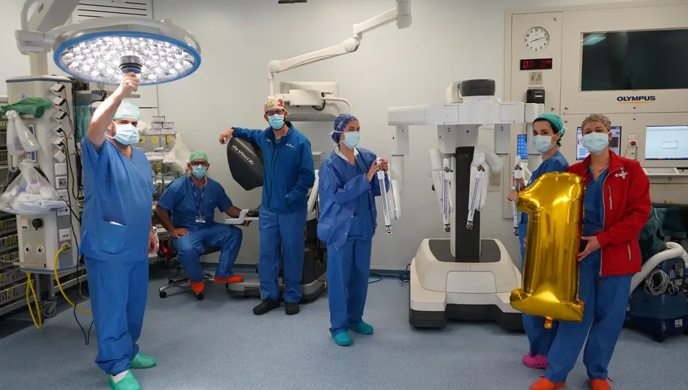 Parte del equipo que participó en el trasplante de pulmón a Xavier junto con el robot Da Vinci