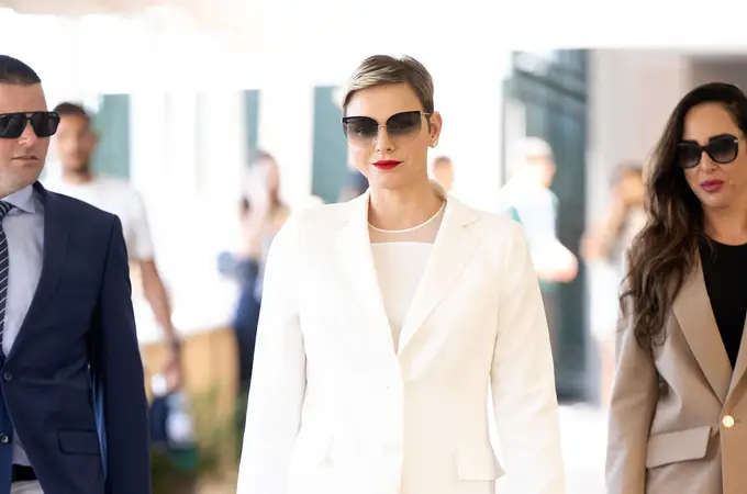 Total look white: el truco de estilismo blanco super elegante de Charlene de Mónaco en Montecarlo que arrasará esta primavera
