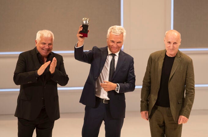 Los humoristas de Tricicle reciben el Max de Honor, durante la XXVI gala de los premios MAX de las Artes Escénicas celebrada este lunes en el Gran Teatro Falla de Cádiz