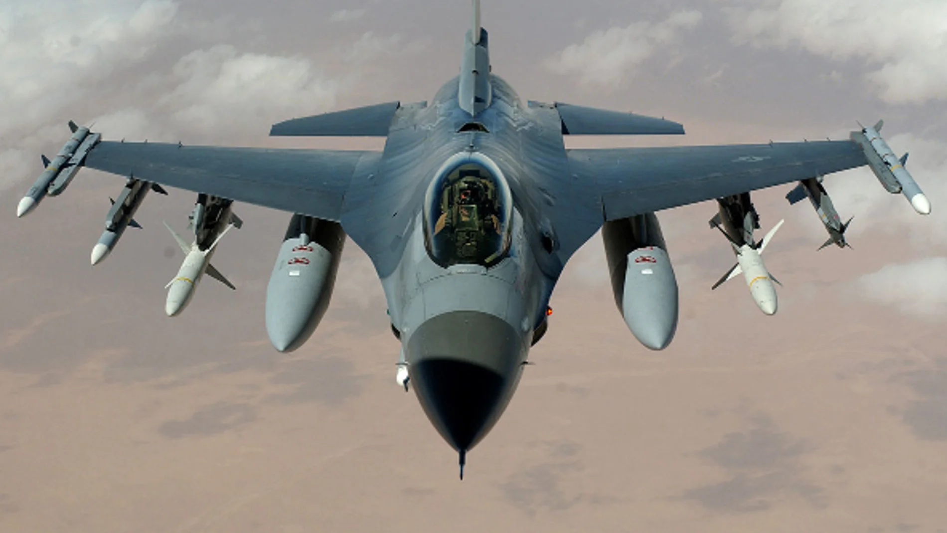 Un avión de combate F-16 