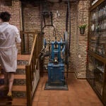 Reportaje de la farmacia Reina Madre, situado en la calle mayor 59 de Madrid, es el comercio más antiguo de Madrid. Creada en 1578 por un alquimista veneciano, abasteció a la Casa Real durante décadas.