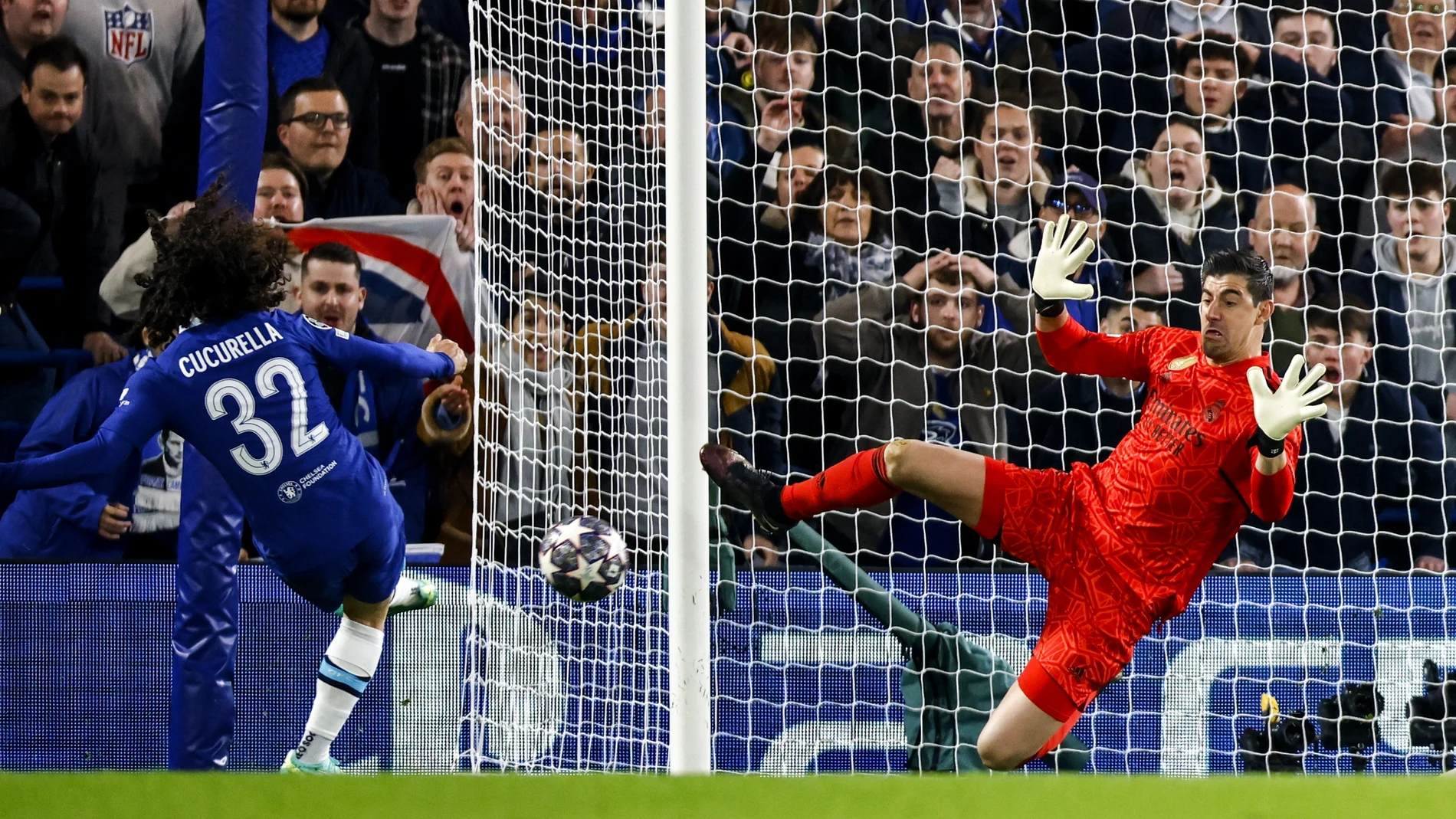 London (United Kingdom), 18/04/2023.- Real Madrid's goalkeeper Thibaut Courtois (R) in action against Marc Cucurella of Chelsea (L) during the UEFA Champions League quarter final, 2nd leg match between Chelsea and Real Madrid in London, Britain, 18 April 2023. (Liga de Campeones, Reino Unido, Londres) EFE/EPA/TOLGA AKMEN