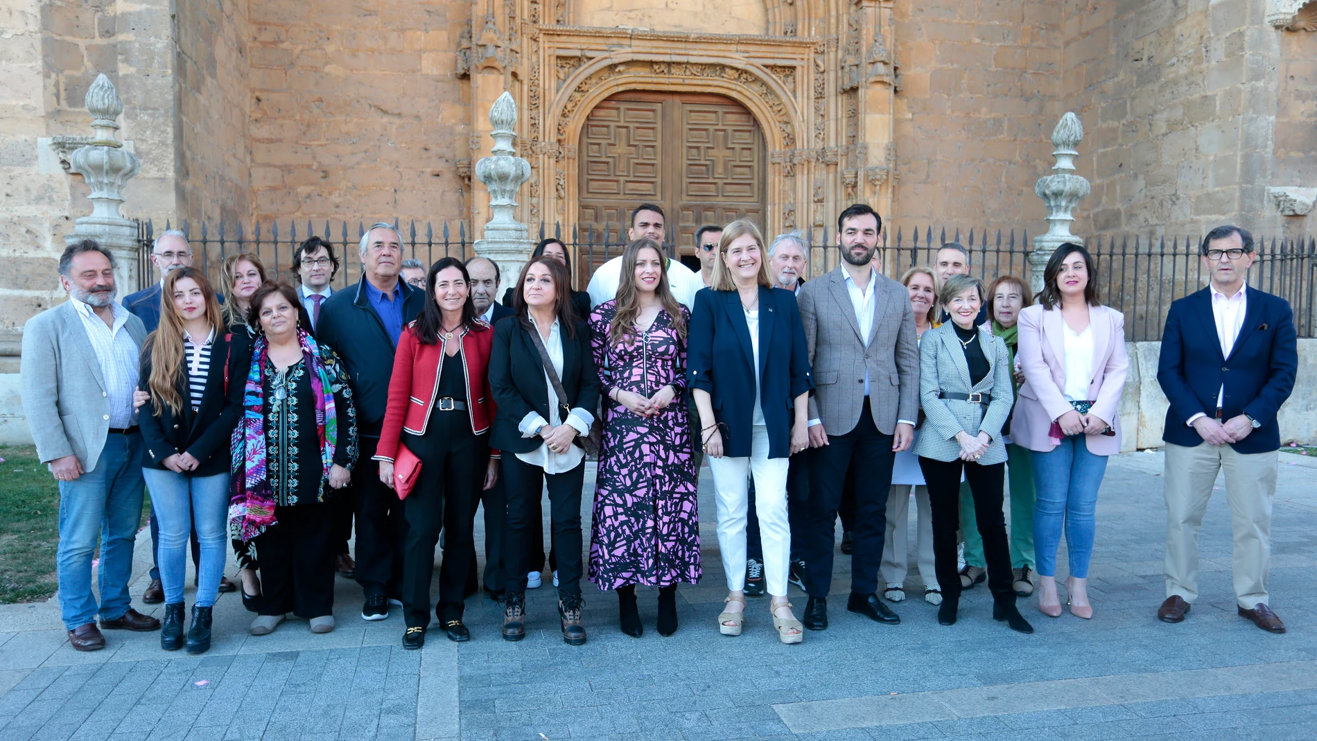 Margarita Torre posa con los integrantes de su lista para la Alcaldía de León
