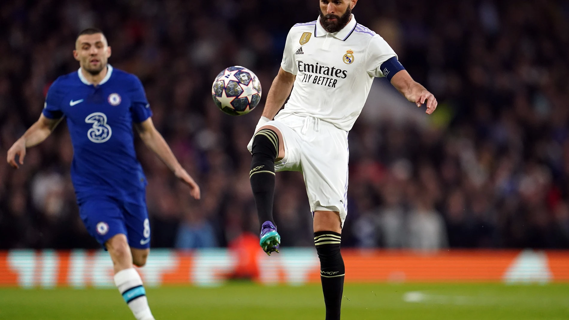 18 April 2023, United Kingdom, London: Real Madrid's Karim Benzema (R) in action during the UEFA Champions League quarter-final second leg soccer match between Chelsea and Real Madrid at Stamford Bridge, London. Photo: Nick Potts/PA Wire/dpa 18/04/2023 ONLY FOR USE IN SPAIN