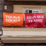 Balcones de Los Remedios engalanados con letras de sevillanas
