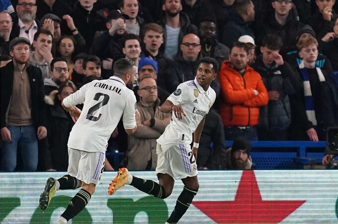 Rodrygo celebra con Carvajal uno de sus goles en Stamford Bridge