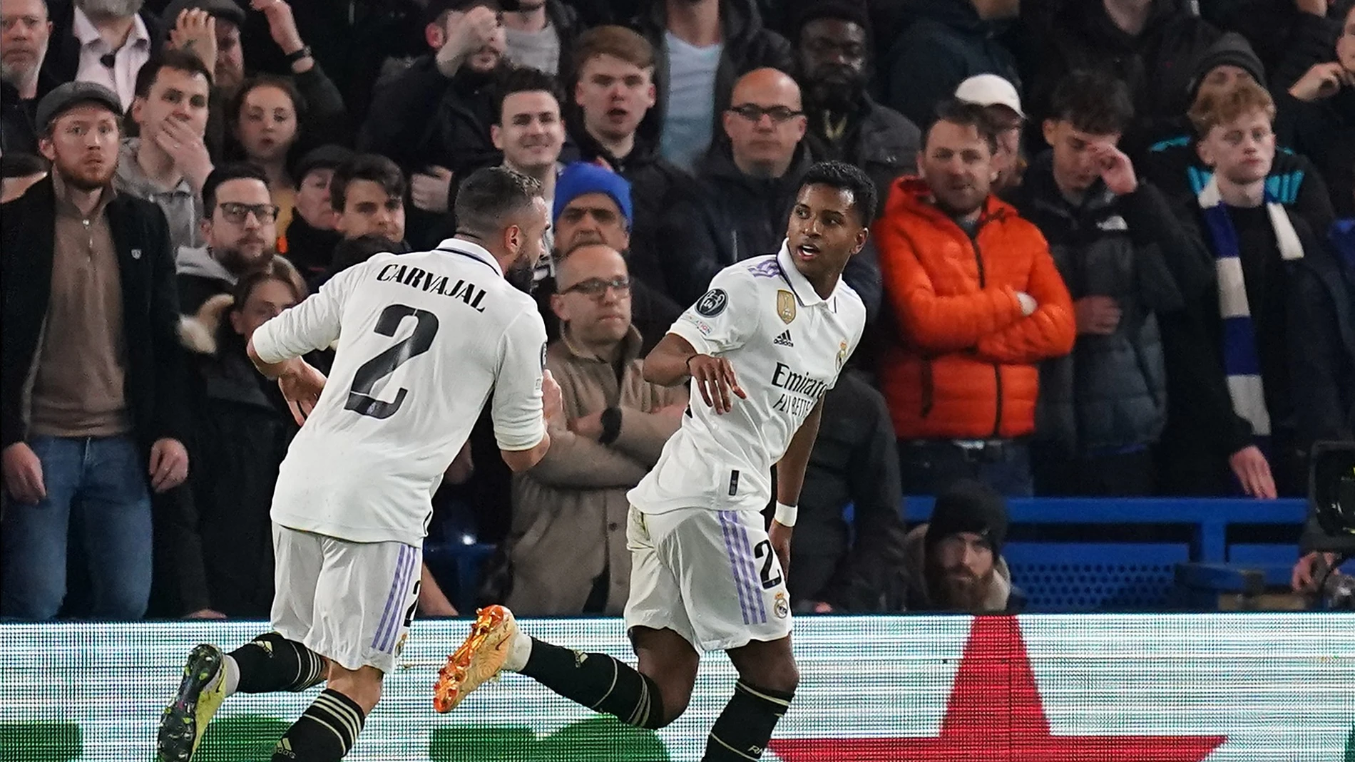 18 April 2023, United Kingdom, London: Real Madrid's Rodrygo (R) celebrates scoring their side's first goal during the UEFA Champions League quarter-final second leg soccer match between Chelsea and Real Madrid at Stamford Bridge, London. Photo: Nick Potts/PA Wire/dpa18/04/2023 ONLY FOR USE IN SPAIN