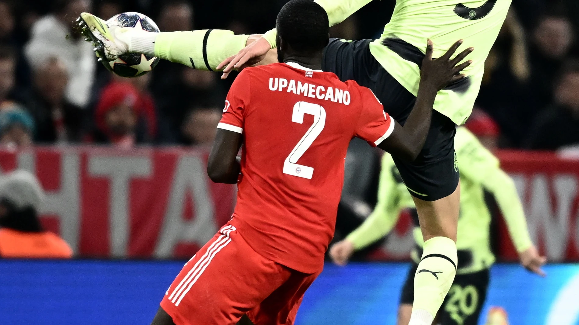 Munich (Germany), 19/04/2023.- Dayot Upamecano of Bayern Munich (L) in action against Erling Haaland of Manchester City (R) during the UEFA Champions League quarter final, 2nd leg match between Bayern Munich and Manchester City in Munich, Germany, 19 April 2023. (Liga de Campeones, Alemania) EFE/EPA/CHRISTIAN BRUNA 