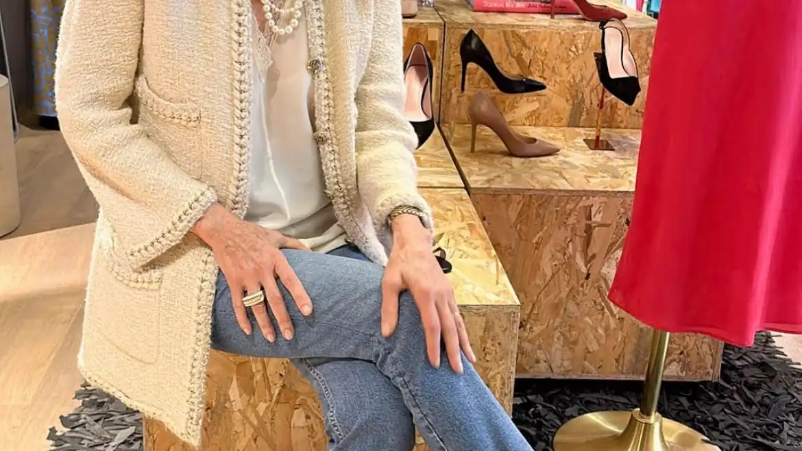 Carmen Lomana con zapatos de tacón sensato. 