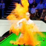 Un activista boicotea el Mundial de snooker tras arrojar un extraño polvo naranja