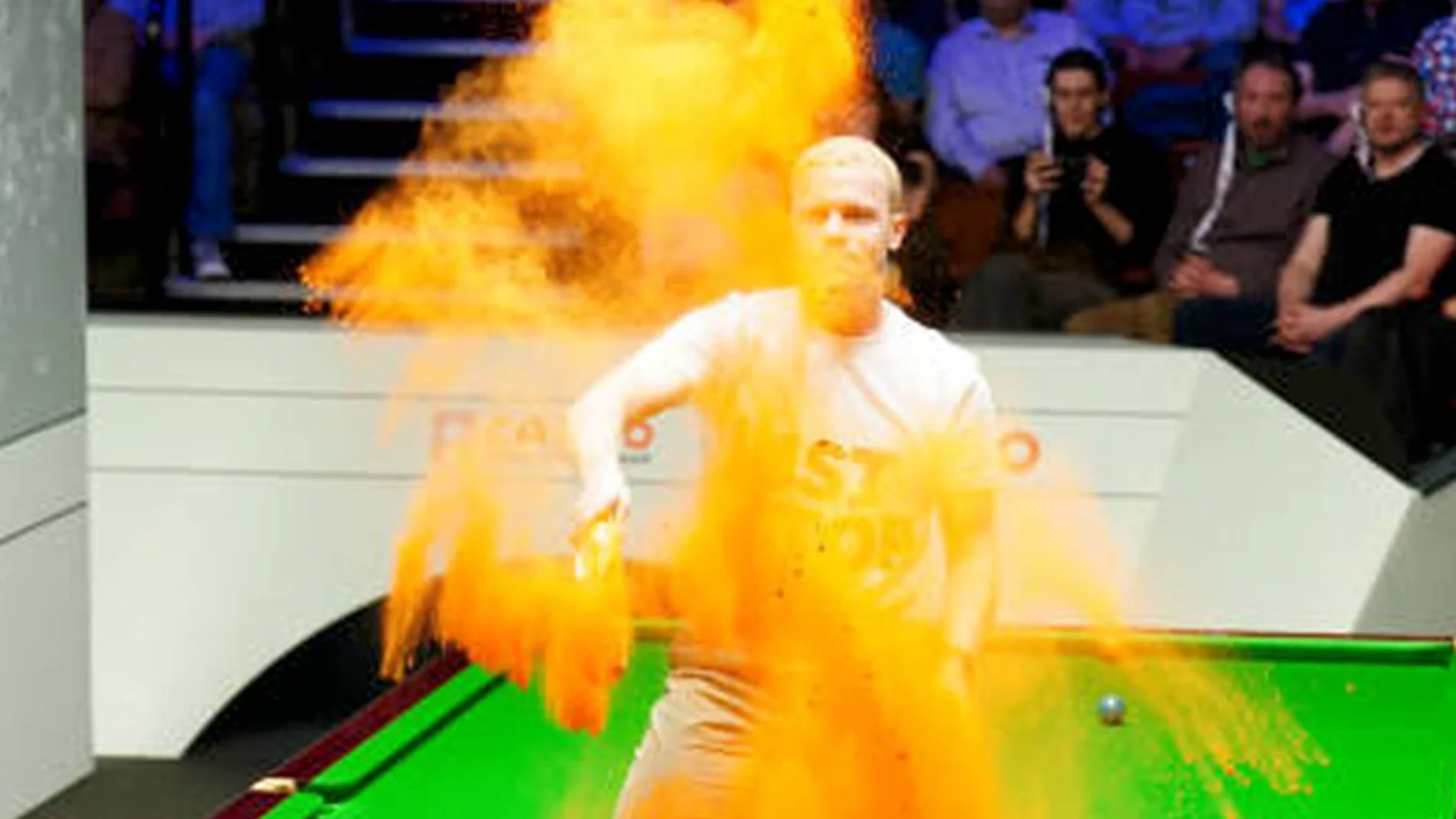 Un activista boicotea el Mundial de snooker tras arrojar un extraño polvo naranja