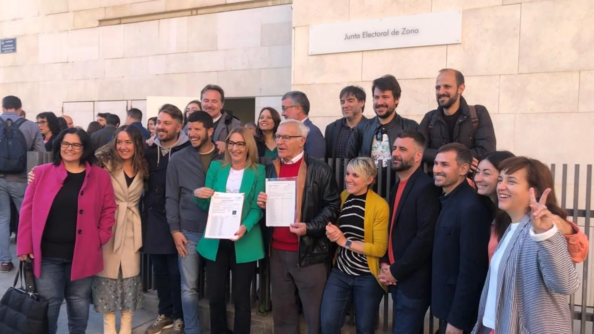 Joan Ribó y Maria Josep Amigó sostienen la hoja del registro de la lista municipal y autonómica de Valencia en la Ciudad de la Justicia 